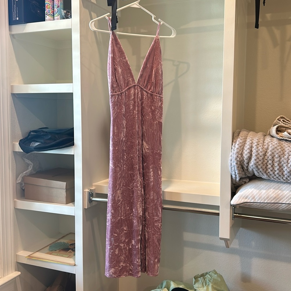 Pink velvet jumpsuit: lining in the chest and a zipper close, adjustable straps